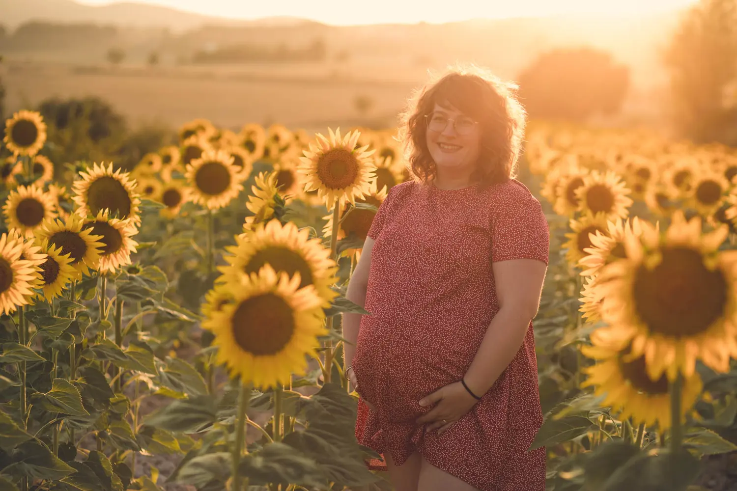 Dulce espera entre girasoles